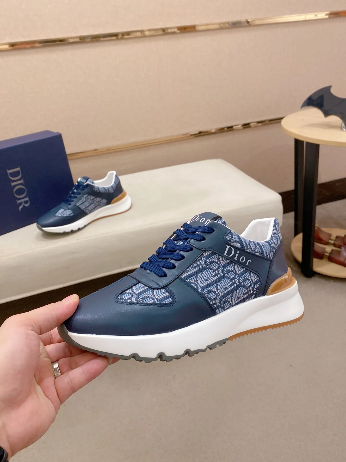 Factory price: 440💰[Dior·Dior] New casual sports style men's shoes, new spring and summer design, perfect workmanship, lace-up lazy style to create wardrobe quality, upper: imported first-layer cowhide, sheepskin lining is soft and comfortable, ultra-light TPU wear-resistant outsole, simple, versatile fashion men's shoes, excellent color code number 38--44. (Can be customized for 45 non-refundable)